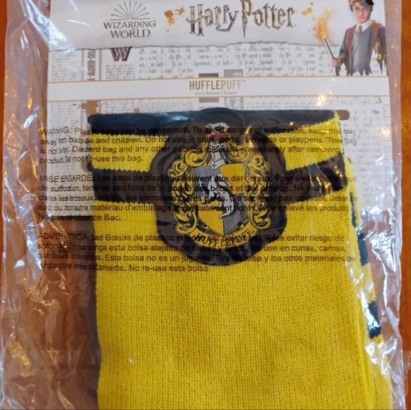 Harry Potter Hufflepuff Scarf - Picture 3 of 3